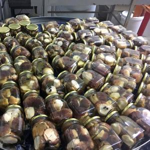 Дары Югры: маринованные белые грибы боровики.