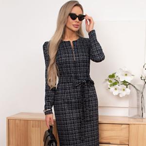 Платье тёмно-синее трикотажное с поясом от компании Valentina. Модель полуприлегающего силуэта, круглый вырез горловины, переходящий в планку с застёжкой на молнию. Втачные длинные рукава. По спинке разрез. Платье универсальный вариант для работы и отдыха. Рекомендуемая стирка при t не более 30°.