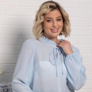 Блузка голубая в горошек с завязкой у горловины от бренда LT Collection — элегантный акцент в вашем образе. Модель выполнена в прямом крое с рукавами полной длины, что обеспечивает комфорт. Сборка по окату рукава придает изящность, а низ, собранный на резинку, создает аккуратный силуэт. Горловина украшена рюшей, которая плавно переходит в завязку, подчеркивая женственность и утонченность. Эта блузка отлично сочетается с брюками, юбками, жилетами и пиджаками, становясь универсальной основой для для любого стиля.