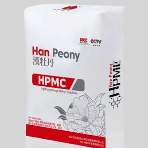 **Гидроксипропилметилцеллюлоза (ГПМЦ, HPMC, гипромеллоза)** — это **полусинтетический, инертный, нетоксичный полимер**, получаемый путем химической модификации природной целлюлозы (обычно древесной или хлопковой). Это один из наиболее важных производных целлюлозы с широким спектром применения благодаря своим уникальным физико-химическим свойствам.

**Ключевые характеристики и свойства:**

1.  **Растворимость:** Растворяется в холодной воде, образуя прозрачные или слегка опалесцирующие растворы различной вязкости. **Нерастворима** в горячей воде, органических растворителях и маслах.
2.  **Термогелеобразование:** Водные растворы при нагревании выше определенной температуры (температура гелеобразования, зависит от типа и концентрации) образуют термообратимые гели. При охлаждении снова переходят в раствор.
3.  **Вязкость:** Обладает отличными загущающими свойствами. Вязкость раствора зависит от концентрации полимера, его молекулярной массы (марки), температуры и pH. Доступны марки с широким диапазоном вязкостей (от низких до очень высоких).
4.  **Пленкообразование:** Образует прозрачные, гибкие, прочные и устойчивые к маслам и жирам пленки.
5.  **Стабильность:** Химически инертна, устойчива к ферментам. Стабильна в широком диапазоне pH (3.0-11.0). Обладает хорошими водоудерживающими свойствами.
6.  **Безопасность:** Считается безопасным и нетоксичным материалом. Не метаболизируется в организме человека (проходит транзитом).

**Основные области применения:**

*   **Фармацевтика:**
    *   Матрица для таблеток с контролируемым высвобождением.
    *   Оболочка для таблеток и капсул.
    *   Загуститель и стабилизатор в мазях, гелях, кремах, суспензиях, глазных каплях (&#34;искусственная слеза&#34;).
    *   Связующее вещество в гранулах.
*   **Пищевая промышленность (Пищевая добавка E464):**
    *   Загуститель, стабилизатор, эмульгатор, влагоудерживающий агент.
    *   Применяется в соусах, заправках, мороженом, молочных продуктах, кондитерских изделиях, начинках.
    *   Улучшает текстуру и предотвращает синерезис.
*   **Строительство:**
    *   Ключевая добавка в сухих строительных смесях (цементные и гипсовые штукатурки, плиточные клеи, шпаклевки, наливные полы).
    *   Загуститель: улучшает удобоукладываемость, предотвращает расслаивание.
    *   Водоудерживающий агент: замедляет потерю воды смесью, обеспечивая правильную гидратацию вяжущего и повышая прочность сцепления.
    *   Улучшает открытое время (время корректировки).
*   **Косметика:**
    *   Загуститель шампуней, гелей для душа, жидкого мыла, лосьонов, кремов.
    *   Стабилизатор эмульсий.
    *   Пленкообразователь.
*   **Прочие применения:** Керамика, краски и покрытия, средства для ухода за волосами, сельское хозяйство (капсулирование семян), клеи.

**Преимущества:** Биосовместимость, безопасность, регулируемая растворимость и вязкость, пленкообразующие свойства, термогелеобразование, химическая инертность, доступность.

**Вид:** Белый или кремово-белый сыпучий порошок или гранулы.


Гидроксипропилметилцеллюлоза (HPMC) - &#34;Рабочая лошадка&#34; строительных смесей**
* **Что это?** Эфир целлюлозы (метил + гидроксипропил группы).
* **Ключевые свойства:**
    * Отличное **водоудержание** (предотвращает быстрое обезвоживание смеси).
    * Регулирует **вязкость** и реологию (удобоукладываемость, тиксотропия).
    * Загуститель.
    * Пленкообразователь.
    * Стабилизатор эмульсий и дисперсий.
    * Термогелеобразование (раствор загустевает при нагреве).
* **Основные применения:**
    * **Строительство:** Сухие строительные смеси (плиточные клеи, штукатурки, шпаклевки, кладочные растворы, наливные полы, EIFS), цементные добавки.
    * Клеи.
    * Краски и покрытия.
    * Косметика.
    * Фармацевтика (капсулы, таблетки).
* **Преимущества:** Улучшает обрабатываемость, открытое время, адгезию к основанию, снижает усадку и трещинообразование.