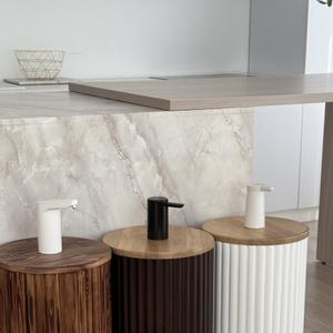 Гениальное решение для тех, кто устал таскать тяжелые бутыли и прятать их в углу! Этот чехол превратит обычную бутыль в элемент стильного интерьера и сделает ее перемещение легким и удобным.
Под корпусом интегрирована платформа на четырех прочных поворотных колесиках. Вы можете легко и плавно перекатить полную бутыль в любое место одним движением руки.
Это не просто чехол. Это инвестиция в комфорт и эстетику вашего пространства. Он избавляет от ежедневных хлопот и дарит удовольствие от использования.