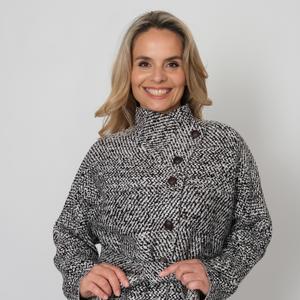 Кардиган женский трикотажный полуприлегающего силуэта длиной до середины бедра. Кардиган застегивается на пуговицы по переду и воротнику-стойке. Рукав цельнокроенный длинный.  Накладные симметричные карманы. Изделие выполнено жаккардовым переплетением образующим мелкий геометрический рисунок. 
Состав: 30%Шерсть,70%Пан
Размерный ряд: 48-60