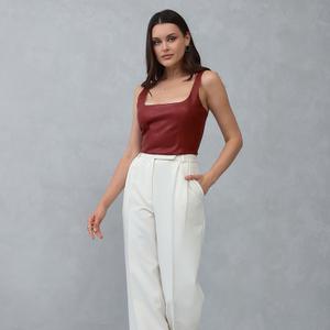 Брюки женские из молочной костюмной ткани (полиэстер 59%, вискоза 37%, эластан 4%). Застегиваются на молнию и потайные крючки. Карманы в боковых швах. Заутюженные стрелки передних и задних половинок брюк- удлиняют силуэт фигуры. Размерный ряд (XXL, XL, S, M, L)