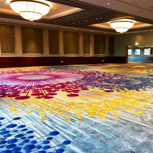 Ковровые покрытия для Казино
Состав: 80% Шерсть 20% Полиамид
Плотность: 7/10
Высота ворса:8мм
Обшая Высота:13мм
Весь ворса: 1046 гр/м2
Обший весы:2109 гр/м2
Основа: Джут
Пожарный сертификат: КМ2