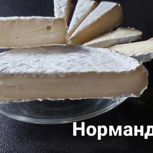 Классический мягкий сыр с  белой благородной плесенью, изготовленный из цельного коровьего молока по фирменной рецептуре Сыроварни