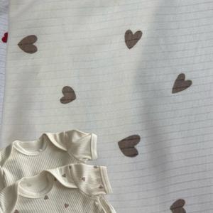 Ткань интерлог широко используется для пошива одежды, включая футболки, платья и нижнее белье. Она идеально подходит для создания стильных и удобных вещей.