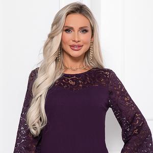 Блузка трикотажная с рукавами из кружева от бренда Avili. Модель прямого кроя, круглый вырез горловины. Укороченные рукава. Стильный вариант для торжественного мероприятия.