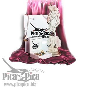 Бренд «PicaPica». Бренд «PicaPica» предлагает эксклюзивные ювелирные украшения с эмалью, которые получаются в результате неразрывного процесса соединяющего миниатюрную живопись художника с чрезвычайно сложным и трудоемким мастерством их ручного изготовления.
