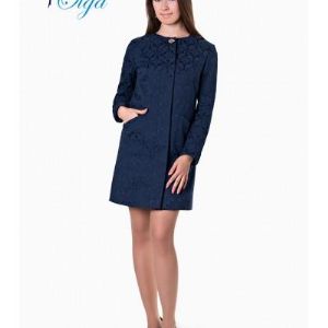 Тренч "Камила". Сюртук прямого силуэта, зауженный к низу. Застежка суппатная на 2 декоративные пуговицы. Декоративные рельефы в бочке, в форме угла, карманы в шве рельефа. Рукав спущенный. Длина выше колена. Выполнено из ткани-жаккард.