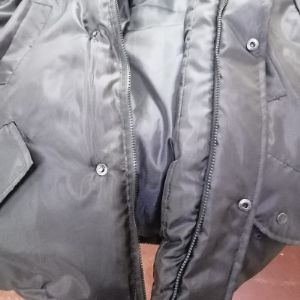 Молния на куртке охраника