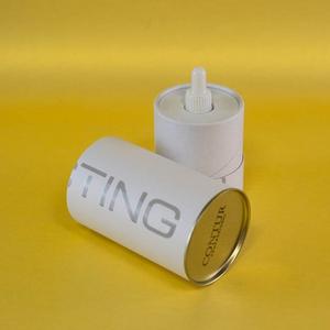 Комбинированный картонный тубус с элементами тубуса-футляра и металлической крышкой, дополнен внутренним мягким ложементом