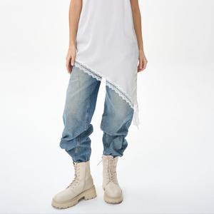 Топ асимметричный серый с кружевом от бренда Elza — это модный и элегантный элемент гардероба. Он идеально подходит для создания вечерних нарядов, прекрасно сочетаясь с классическими брюками, шелковыми юбками, а также для повседневного стиля, если миксовать его с простым низом, вроде джинсов. Такие топы визуально удлиняют силуэт и создают акцент.