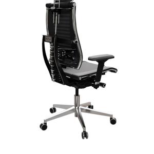 Кресло Y 4DF B2-5D - YM93 /Kc00/Nc00/D15P/H13mM-3D(M26.B35.G25.W03) (Черный)
Динамическая спинка
Динамические боковые наклоны на 20°
уникальной конструкции спинки обеспечивают свободу движений во время сидения, поддерживая естественное положение тела
Анатомически правильная форма спинки и сидения
равномерно распределяют нагрузку, улучшают кровообращение, повышая продуктивность до 34% и снижая вероятность появления дискомфорта
Регулируемый наклон
Фиксация в 4-х положениях
с помощью уникальной системы регулировки угла наклона спинки - позволяет настроить начальное вертикальное положение
Скручивающие наклоны на 10°
позволяют выполнять естественные повороты корпуса, а динамическая спинка подстраивается под движения, обеспечивая комфортную поддержку и сохраняя естественное положение тела
Анатомическая спинка
Повторяет форму позвоночника
адаптируясь под естественные изгибы,  обеспечивая поддержку в ключевых зонах, стабилизируя осанку и снижая нагрузку, даже при длительном сидении
Полноценное распрямление
Максимальное отклонение до 80°
дополнительное отклонение спинки позволяет достичь общего отклонения в 80°, что способствует полноценному распрямлению и массированию поясничной зоны
Индивидуальная настройка
28 индивидуальных регулировок
позволяют полностью адаптировать кресло под индивидуальные потребности пользователя, обеспечивая максимальный комфорт и поддержку во время работы или отдыха