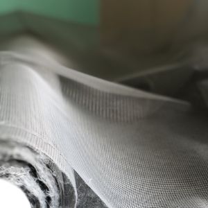 поверхностная плотность ткани (полиэфирной сетки) – 48 г/м;
прочность на разрыв – 20 Н/см (Высокая прочность достигается благодаря использованию тройной нити при изготовлении сетки!);