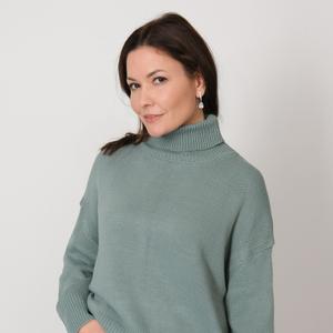 Женский джемпер с воротником-стойкой добавит выразительности в повседневный гардероб и станет любимым его элементом. Выполнен из пряжи с добавлением шерсти. Джемпер с длинным рукавом имеет комфортный в меру свободный силуэт, спущенную линия плеча, которая делает образ более расслабленным, и воротник-стойку. Ворот, манжеты и низ джемпера выполнены плотной резинкой, которая отлично держит форму и не растягивается.
Состав: 30%Шерсть,70%Пан
Размерный ряд: 44-56