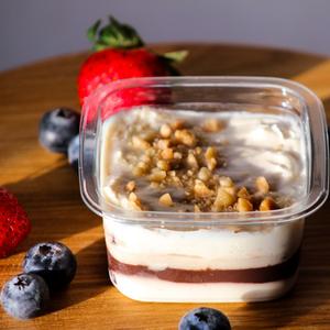 Фитнес торт «Шоколад карамель»	
Богатый вкус шоколада в сочетании с мягкой карамелью. Полезный десерт с натуральным составом — для тех, кто ценит сладкое без компромиссов для здоровья.	
Вес/объем 130г.	
Энергетическая ценность: 203 ккал / 849 кДж, БЖУ: 10/13/12	
Состав: Творожный сыр сливочный, творог мягкий 5%, яйцо куриное пищевое, молоко пастеризованное 1,5%, овсяные отруби, миндальная мука, сухое обезжиренное молоко, какао порошок, эритрит, инулин, экстракт стевии, арахисовая паста, кокосовое молоко, сироп топинамбура, кукурузный крахмал, арахис жареный очищенный, желатин пищевой, разрыхлитель теста.
