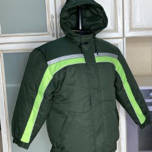 Модель 219 – 89,75 BYN
Куртка производственная для защиты от пониженных температур,
прямого силуэта с центральной застёжкой на тесьму «молнию».
Капюшон, длинные втачные рукава с приточными манжетами.
Куртка выполнена на утеплителе.