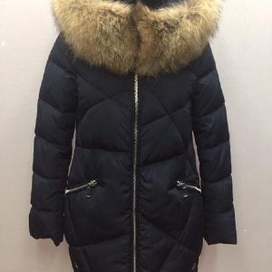 Полупальто Ice Yee 9366. Полупальто с капюшоном, наполнитель пух, мех енот (отстегивается). Рукав - 62 см, длина спереди - 67 см, сзади - 84 см.
р.42-50
