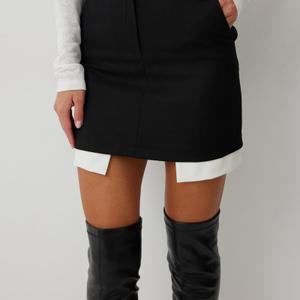 Юбка:  
– приталенный силуэт  
– застёжка на брючной молнии  
– пояс с одной пуговицей  
– карманы в боковых швах