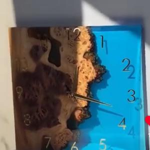 Часы из массива карагача и эпоксидной смолы. Механизм ETA (Чехия) кварцевый с плавным бесшумным ходом. Цвет смолы возможен разный, в том числе прозрачный, непрозрачный, с перламутром. Покрытие: масло-воск. Обработка смолы: полировка либо матирование.