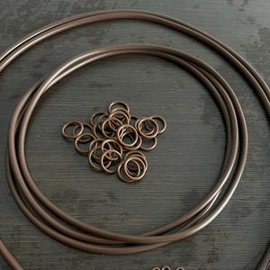 Кольца уплотнительные круглого сечения из фторкаучука FKM FPM Viton обладают повышенной термостойкостью - функционируют в диапазоне температур от -20 °C до +200 °C (до +250 °C – кратковременно). Благодаря насыщенной структуре и химическому составу кольца из фторкаучука Viton обладают превосходной устойчивостью к озону, погодному воздействию и старению. Набухание в различных средах, в том числе в ароматических углеводородах, является очень незначительным. Кольца из фторкаучука не горят, также могут функционировать в условиях высокого вакуума.
минеральные и силиконовые масла, озон, пропан, бутан, бензол, толуол, бензин,
-в неподвижных соединениях при давлении до 50 МПа; в подвижных соединениях – до 32 МПа.
-в сжатом воздухе: в неподвижных соединениях при давлении до 40 МПа; в подвижных соединениях – до 10 МПа.
-устойчивы к старению, ультрафиолетовому излучению и другим неблагоприятным атмосферным воздействиям.
-кольца из фторкаучука не устойчивы к эфирам, флюсовой и муравьиной кислоте, аммиаку, ацетону, разогретому водяному пару и другим подобным веществам.