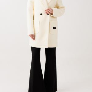 Пальто (буклированная ткань):  

прямой силуэт  
воротник пиджачного типа  
двухбортный  
рукав двухшовный  
спущенное плечо  
накладные карманы  
застёжка петли-пуговицы  
декоративное украшение  
нашивка на кармане
Состав: букле - 100% полиэстер
Размерный ряд 42-58