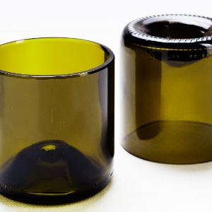 Стаканы TOURMALINE – стаканы из толстого винного стекла темно-зеленого цвета;
мастера вручную вырезают стаканы из настоящих винных бутылок премиального сегмента;
полный объем стакана 400 мл – идеально подходит для любых напитков от 200 до 350 мл; высота 92 мм;
кромки обработаны до идеального зеркального блеска;
стакан имеет красивое выпуклое дно и приятный, ощутимый в руках вес.