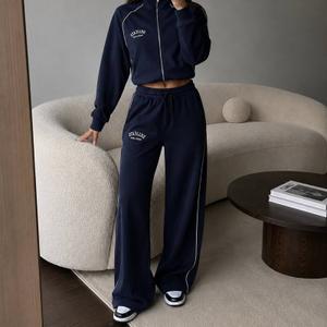 Костюм Delicate из ткани Джерси 
 Вышивка с вашим лого 

Размеры: S-M, L-XL 
Цвет: на выбор 
Цена: 1300 сом 
В стоимость изделия входят:
Составник, размерник и Зип пакет 140мкрн с вашим брендом