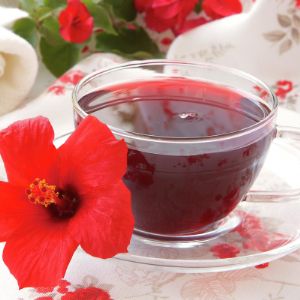красный чай  - тонизирует, активизирует кровообращение, снижает уровень холестерина, расщепляет жиры и освежает дыхание.
Высокое содержание в нем танина способствует заживлению поврежденных слизистых оболочек желудочно-кишечного тракта.