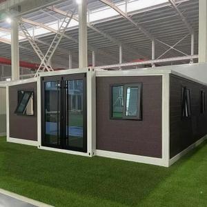 20-футовый двухкрылый расширяемый контейнерный дом

Планировка: 2 спальни, 1 гостиная, 1 кухня, 1 санузел

---

 Габариты и вес

* В сложенном виде (Д×Ш×В): 5900 × 2200 × 2480 мм
* В разложенном виде (Д×Ш×В): 5900 × 6300 × 2480 мм
* Вес: 2800 кг

---

Спецификация проекта

Кровельная конструкция

* Оцинкованный стальной каркас
* Профили:

  * 120×60×2.5 мм
  * 80×80×2.0 мм
  * 20×40×1.5 мм (потолочные балки)
  * 10×20×1.0 мм (водоразделительные прогоны)
* Количество: 1 комплект

---

Нижняя рама

* Оцинкованный стальной каркас
* Профили:

  * 120×60×2.5 мм
  * 80×80×2.0 мм
  * 80×40×2.0 мм
* Количество: 1 комплект

---

Складная рама

* Оцинкованный стальной каркас
* Профили:

  * 80×40×2.0 мм
  * 60×40×2.0 мм
* Дополнительно:

  * U-образные элементы (1.5 мм)
  * L- и Z-образные водоотбойные пластины
* Количество: 1 комплект

---

Угловые стойки

* Оцинкованная стальная труба
* Сечение: 150×150×3.0 мм / 80×80×2.5 мм
* Количество: 4 шт.

---

Соединительные элементы

* Усиленные стальные петли: 15 мм, 10 мм — 1 комплект
* Уплотнительная лента, бутил-алюминиевая лента — 380 м
* Крепёж (винты, саморезы и др.) — 1 комплект
* Клеевые материалы:

  * 793 структурный клей
  * 995 силиконовый атмосферостойкий клей
  * Прозрачный клей для стекла
* Количество: 1 комплект

---

Подъёмные элементы

* Морские чугунные грузовые проушины (национальный стандарт)
* Размер: 210×160×160 мм
* Верх: 4 шт., низ: 4 шт.
* Итого: 8 шт.

---

Стеновые панели и кровля

Наружные стены

* EPS сэндвич-панель толщиной 75 мм
* Наполнитель (опционально): минеральная вата / EPS / полиуретан / монопанель
* Цветная сталь с двух сторон, толщина 0.376 мм
* Плотность: 12 кг/м³
* Количество: 1 комплект
* Опция: металлические тиснёные декоративные панели

---

Внутренние стены

* EPS сэндвич-панель толщиной 50 мм
* Наполнитель (опционально): минеральная вата / EPS / полиуретан / монопанель
* Цветная сталь с двух сторон, толщина 0.376 мм
* Количество: 1 комплект

---

Крыша

* EPS сэндвич-панель толщиной 50 мм
* Наполнитель (опционально): минеральная вата / EPS / полиуретан
* Цветная сталь с двух сторон, толщина 0.376 мм
* Количество: 1 комплект

---

Пол

* Центральная часть: цементная плита 18 мм
* Боковые части: бамбуковая фанера 18 мм
* Чистовое покрытие: пластиковый пол 16 мм

---
Двери и окна

* Входная дверь: двустворчатая дверь KFC

  * Опция: одинарная дверь из алюминия с терморазрывом
* Межкомнатная дверь: высококачественная стальная дверь
* Окна: алюминиевые раздвижные

  * Опция: алюминиевые окна с терморазрывом
  * Количество: 5 шт.

---

Электрическая система

1. Проводка (национальный стандарт):

   * Вводной кабель: 6 мм²
   * Розетки для кондиционеров: 4 мм²
   * Обычные розетки: 2.5 мм²
   * Освещение: 1.5 мм²
   * ⚠️ Электросхемы могут быть адаптированы под требования сертификации разных стран

2. Автоматические выключатели:

   * Главный автомат: 2P 63A — 1 шт.
   * Линейные автоматы: 2P 43A / 2P 32A / 1P 20A — по 1 шт.

3. Освещение:

   * Потолочные LED светильники — 6 шт.

4. Розетки:

   * Пятиконтактные и стандартные трёхконтактные
   * Тип розеток настраивается по требованиям заказчика

---

Санузел (опция)

* Алюминиевая дверь — 1 шт.
* Алюминиевая раздвижная дверь — 1 шт.

  * Опция: безрамная стеклянная дверь
* Унитаз — 1 комплект
* Тумба с раковиной — 1 комплект
* Ручной душ
* Трап
* Система водоснабжения и водоотведения

---
 Кухня (опция)

* L-образный кухонный гарнитур (инженерное исполнение) — 1 комплект

---

Дополнительная информация

* Тип продукта: 20-футовый двухкрылый расширяемый контейнер
* Толщина стен: 50 / 75 мм
* Внешние стены: 50 мм металлические резные декоративные панели
* Позиции, не указанные в спецификации, не включены в стоимость