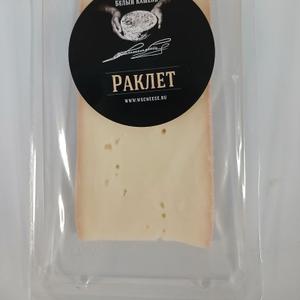 Сыр с нежно-эластичной текстурой и тонкой мытой корочкой. Вкус сливочный, слегка кисловатый, более терпкий по мере созревания. Плавится легко, при этом не течет. Выдержка от 1,5 месяцев