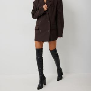 Жакет:  
– свободный силуэт  
– на подкладке  
– рукав втачной, двухшовный; на рукаве функциональные петли-пуговицы  
– застёжка петли-пуговицы  
– двухбортный  
– карманы по переду с клапаном  
– воротник с остроугольным лацканом  
– спинка со шлицей