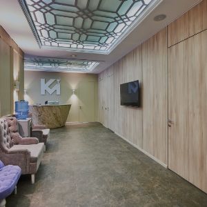 Отделка стен HPL панелями и монтаж дверей со скрытым алюминиевым дверным коробом в медицинском центре «Медалье Клиник»