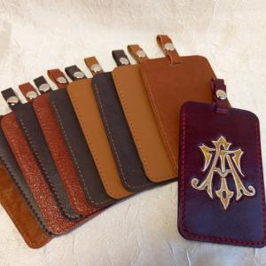 Чехлы для магнитных карт. Изделия из кожи СКСтиль.
Чехлы выполнены из кожи хромового дубления, КРС. А так же из кожи растительного дубления, в технике художественного тиснения и окрашивания. Все срезы скруглены, отшлифованы и окрашены. Прошиты вручную. Цвет кожи, тематика рисунка подбирается по желанию заказчика.