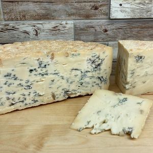 Сыр &#34;МонтеБлун&#34; (горгонзола) с благородной голубой плесенью. Аналог итальянского сыра горгонзола &#34;Пиканте&#34;.
Цена: 1690 р/кг