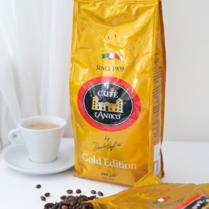 L’ANTICO ORO
Сбалансированный вкус, сочетание тончайшей арабики и робусты, усиливает сладкое ощущение, типичное для кофе дегустаций и кондитерских изделий.

Состав 80% арабики и 20% робусты.

Идеально подходит для приготовления кофейно-молочных напитков: капучино и кофе латте. При этом также хорош будет в виде эспрессо и черного кофе с сладко-сливочным ароматом.
Вес: 1000 гр

Степень обжарки: 6 из 10

Категория: кофе в зернах