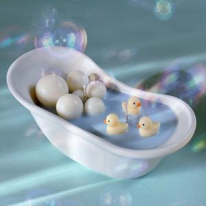 забавная и созданная полностью вручную аромасвеча. Ванна выполнена из гипса