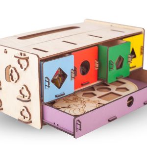 Сортер 4 ящика. С помощью игрушки-головоломки можно научить малышей различать предметы по форме,цвету и размеру. Чтобы решить головоломку, ребенку необходимо протолкнуть фигурку в соответствующее отверстие.Входит 16 цветных карточек с заданиями. (березовая фанера 3 мм, крашенный ХДФ-3 мм).