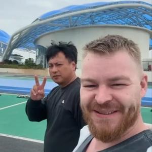 Вместе с директором офиса Гонконга по международной торговле Джоном Квоком