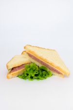 Сэндвич Салями с сыром на молочном хлебе