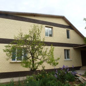 Отделка фасада дома выполнена из сайдинга Canadaridge в кремовом и коричневом цвете. Так же для оформления углов и откосов используется внешний угол Canadaridge коричневого цвета.
