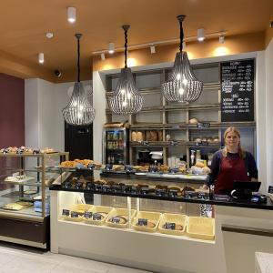 Уютная небольшая пекарня на севере Москвы с собственным производством полного цикла. Каждое изделие выпекается вручную с особой заботой и контролем производства. Будем рады сотрудничеству, пишите!