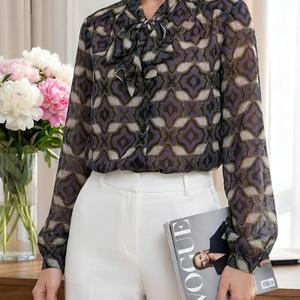 Блузка с воротником-галстуком на любой случай от бренда SelenaSonata. Модель прямого кроя, выполнена из шифона с принтом. Пышные рукава и возможность завязывать галстук бантом придают образу романтическую основу. Подчеркивает стиль и выбор ткани. Функциональная застежка на пуговицы и манжеты на них же, как в рубашке, отвечают за классику. А удобная длина и оформленный низ с небольшими разрезами по бокам позволяют одинаково успешно сочетать блузку с другими элементами гардероба как навыпуск, так и заправленную. Модель из авторской коллекции "Премиум".