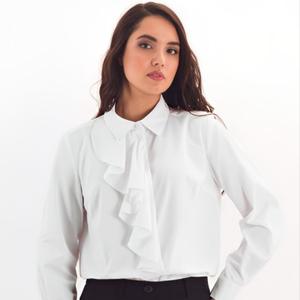 Рубашка белая из хлопка со съёмным жабо от бренда Braslava. Модный объем и прямой силуэт благодаря проработанным лекалам подойдёт для любой фигуры. Длинный и широкий рукав со складками и манжетами на пуговицах позволяет регулировать объем, также его можно закатать, что придаст рубашке менее формальный вид. Благодаря съемному жабо, который прикрепляется с помощью пуговиц на плече и по планке переда, рубашка подходит для любого случая, будь то офис, школа, деловая или неформальная встреча.