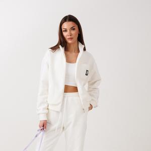 Джемпер:

свободный силуэт
горловина стойка                                
прорезные функциональные карманы                          
втачной спущенный рукав,                                                       
застежка молния,                            
декоративные элементы, в виде кармашка на груди и лампас по бокам рукава.                          
Брюки:  

прямой силуэт  
функциональные карманы в боковых швах,
пояс с эластичной тесьмой и завязками
по боковому шву брюк лампасы.
Размерный ряд от 42 до 58