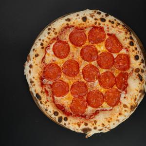 Неаполитанская пицца «Пепперони»:
сыр моцарелла, томаты пилати, колбаса пепперони