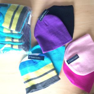 детские шапки Faded Glory. Продаю оптом детские вязаные шапки фирмы Faded Glory. цвета разные, на фото представлено не все. 1 пара шапок-100р. опт  от 15штук.