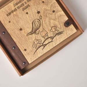 Фотоальбом с деревянной обложкой и кожаным корешком