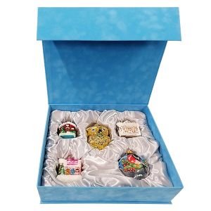 Подарочная коробка с крышкой на магните – оригинальное решение для вручения подарка, сувенира, ювелирного украшения, книги, посуды и прочих изделий. Технология каширования позволяет превратить обычный картон в яркую красочную упаковку.