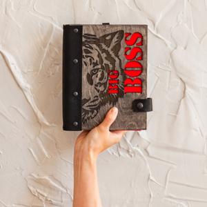 Ежедневник с деревянной обложкой и кожаным корешком